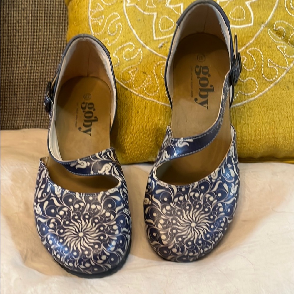 Stylish Blue and White Flats for Everyday Comfort
